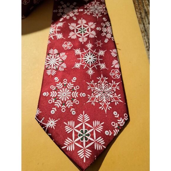 Holiday Traditions Silk Christmas Mens Necktie Red Green White Silver Snowflake - Picture 2 of 4